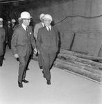 859375 Afbeelding van de leden van de directie van de N.S. tijdens een bezoek aan de in aanbouw zijnde IJ-tunnel te ...